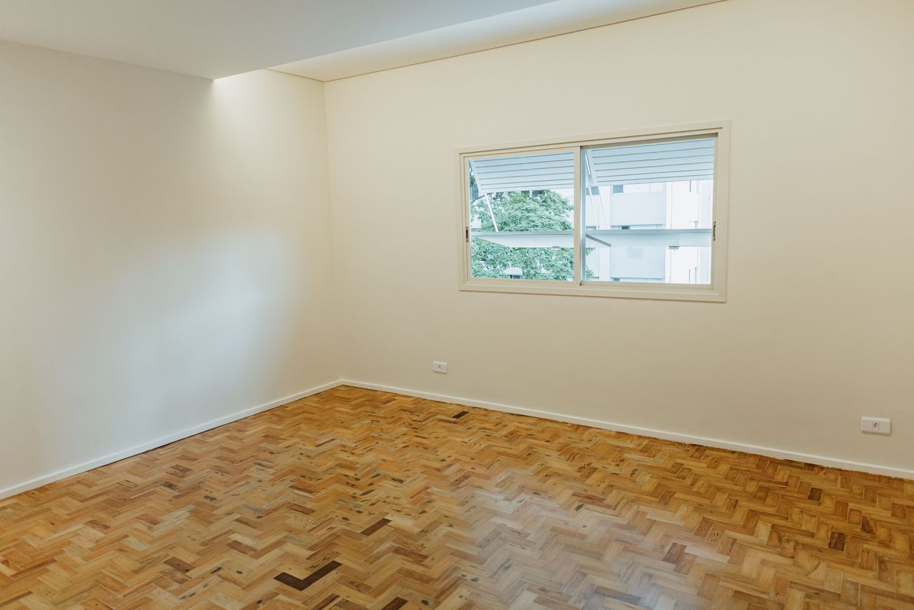 Suíte master com vista para o verde